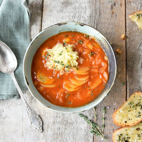 Rote Zwiebelsuppe mit Kartoffeln
