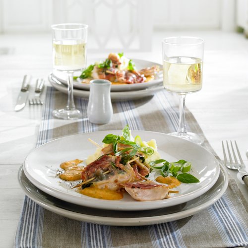 Hähnchen-Schinken-Saltimbocca auf Paprikasauce