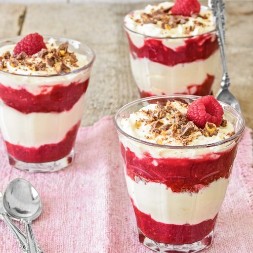 Himbeer-Schichtdessert mit Schokolade