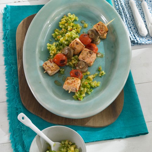 Gegrillte Lachsspieße mit Gurken-Pfirsich-Salsa