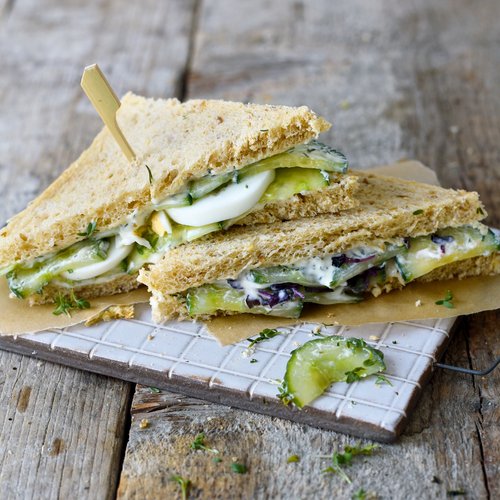 Gurkensandwich mit Limettenmayonnaise