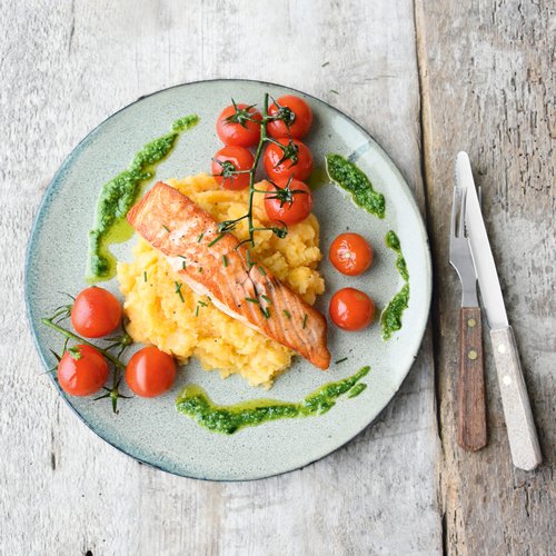 Steckrübenpüree mit Schnittlauchpesto & Lachs